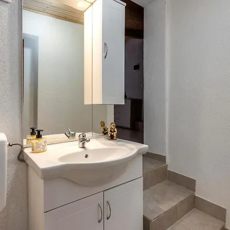 2 Bedroom Lovely In Novi Vinodolski