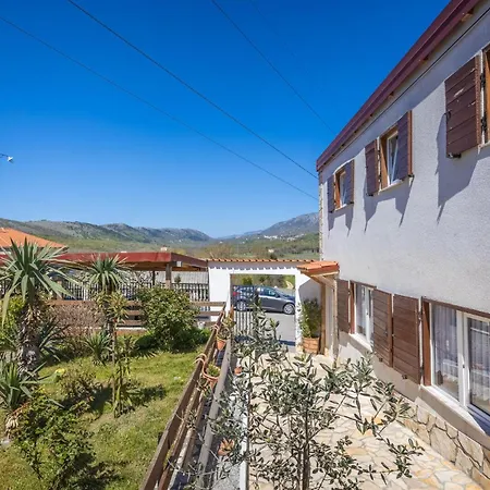 2 Bedroom Lovely In Novi Vinodolski