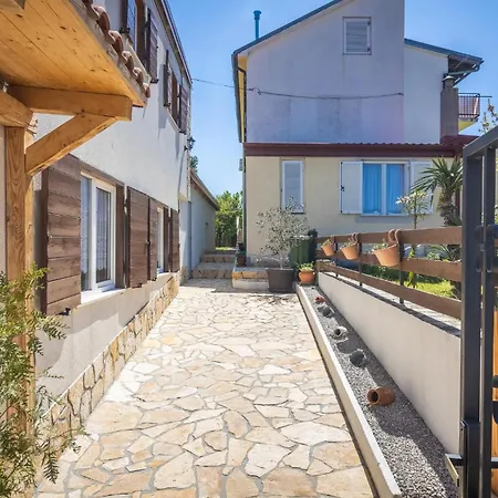 2 Bedroom Lovely In Novi Vinodolski