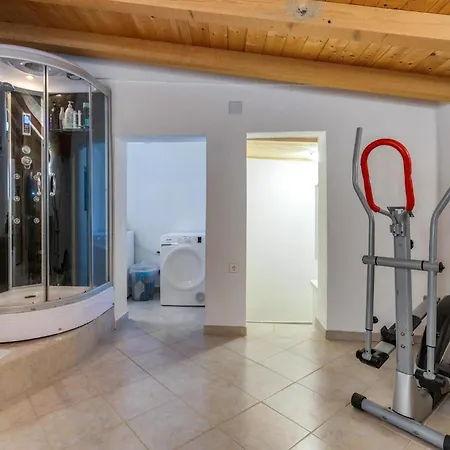 2 Bedroom Lovely In Novi Vinodolski