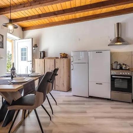 2 Bedroom Lovely In Novi Vinodolski