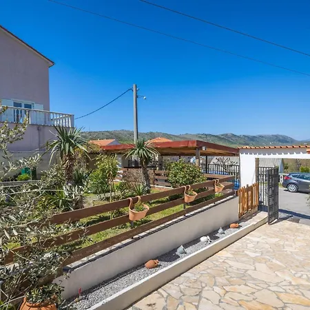 2 Bedroom Lovely In Novi Vinodolski