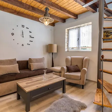 2 Bedroom Lovely In Novi Vinodolski